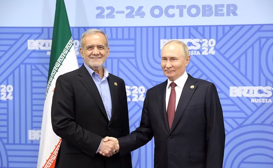 Tổng thống Nga Vladimir Putin và Tổng thống Iran Masoud Pezeshkian gặp gỡ nhân dịp diễn ra Hội nghị thượng đỉnh BRICS. (Ảnh: Kremlin.ru) Tổng thống Nga Vladimir Putin và Tổng thống Iran Masoud Pezeshkian gặp gỡ nhân dịp diễn ra Hội nghị thượng đỉnh BRICS. (Ảnh: Kremlin.ru)