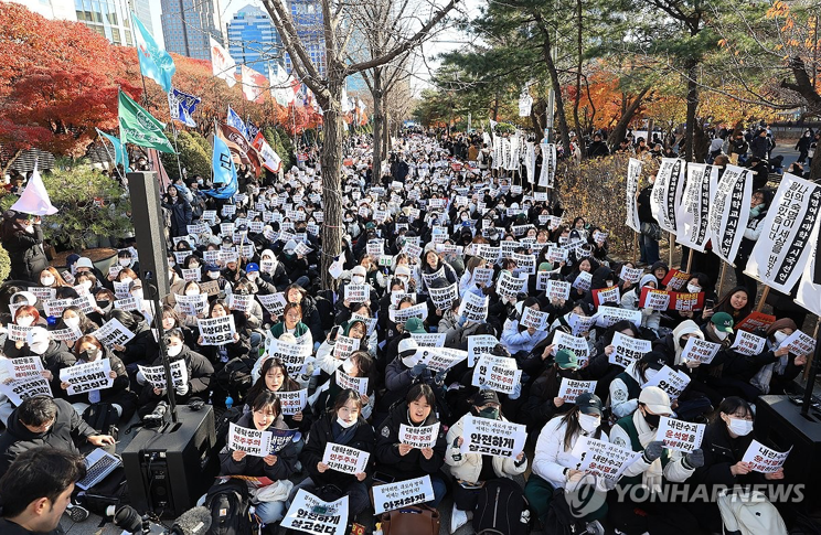 Các sinh viên đại học biểu tình ngày 7/12 để đòi Tổng thống Yoon từ chức. (Ảnh: Yonhap)