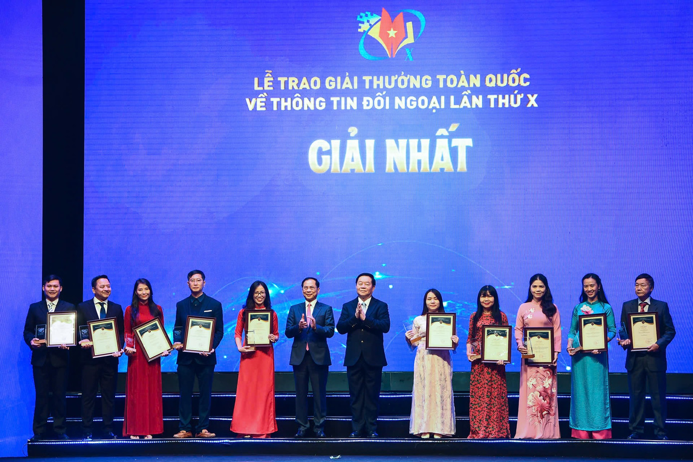 Trưởng Ban Tuyên giáo Trung ương Nguyễn Trọng Nghĩa và Phó Thủ tướng, Bộ trưởng Ngoại giao Bùi Thanh Sơn trao giải tặng đại diện các nhóm tác giả giành giải Nhất. (Ảnh: Thạch Thảo)