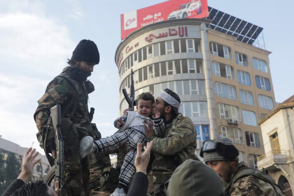 Quân nổi dậy Syria ăn mừng ở Homs, ngày 8/12. (Ảnh: Reuters) Quân nổi dậy Syria ăn mừng ở Homs, ngày 8/12. (Ảnh: Reuters)