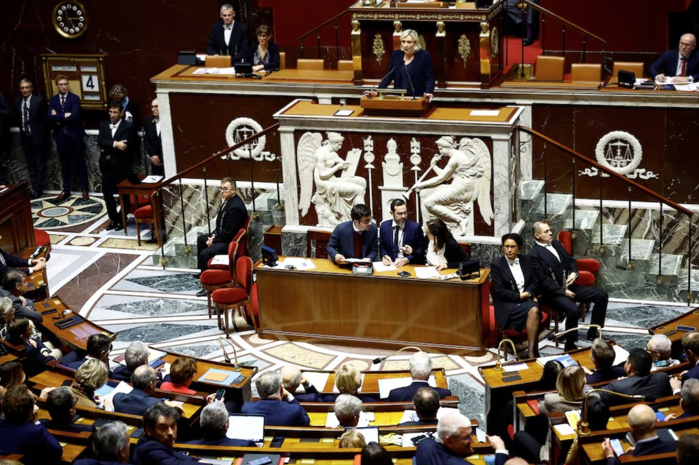Các nghị sĩ Pháp hợp lực loại bỏ chính phủ trong phiên bỏ phiếu ngày 4/12. (Ảnh: Reuters)