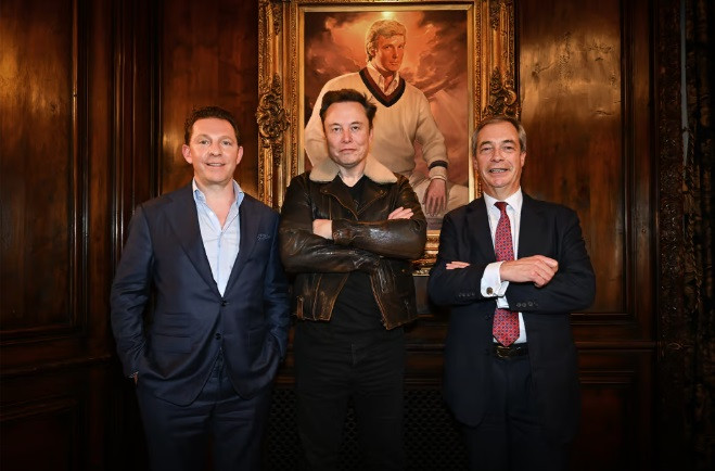 Bức ảnh chụp tỷ phú Elon Musk (giữa) đứng cùng chính trị gia người Anh Nigel Farage (phải) và một nhà tài trợ.