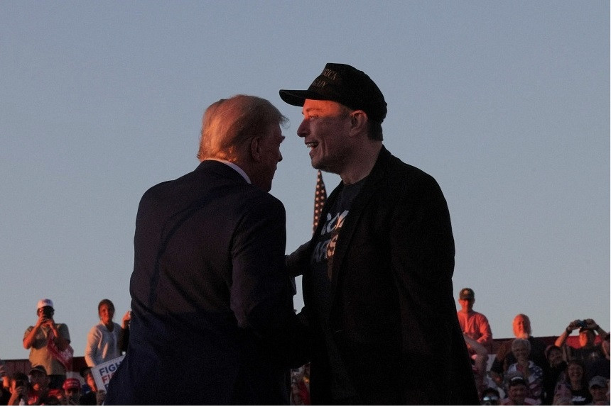 Tổng thống đắc cử Mỹ Donald Trump và tỷ phú Elon Musk trong một sự kiện vận động tranh cử. (Ảnh: Reuters)