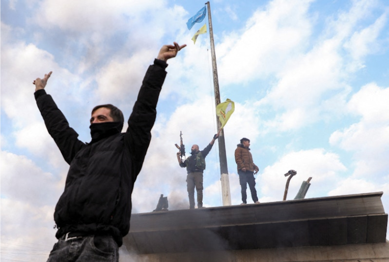 Một số người ăn mừng sự kiện chính phủ sụp đổ ở Qamishli, Syria, ngày 8/12. (Ảnh: Reuters) Một số người ăn mừng sự kiện chính phủ sụp đổ ở Qamishli, Syria, ngày 8/12. (Ảnh: Reuters)