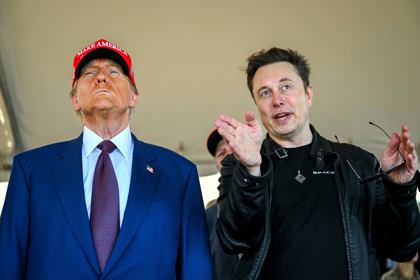 Tổng thống đắc cử Donald Trump lắng nghe tỷ phú Elon Musk khi ông đến xem tên lửa đẩy Starship của SpaceX thực hiện chuyến bay thử nghiệm ở Texas, ngày 19/11. (Ảnh: AP) Tổng thống đắc cử Donald Trump lắng nghe tỷ phú Elon Musk khi ông đến xem tên lửa đẩy Starship của SpaceX thực hiện chuyến bay thử nghiệm ở Texas, ngày 19/11. (Ảnh: AP)