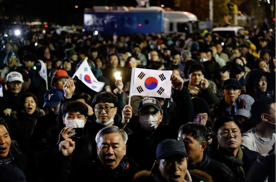 Biểu tình ở Seoul trong sáng sớm 4/12. (Ảnh: Reuters) Biểu tình ở Seoul trong sáng sớm 4/12. (Ảnh: Reuters)
