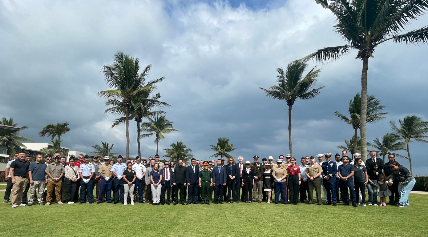 Đại diện các cơ quan liên quan của hai nước trong lễ bàn giao. Đại diện các cơ quan liên quan của hai nước trong lễ bàn giao.