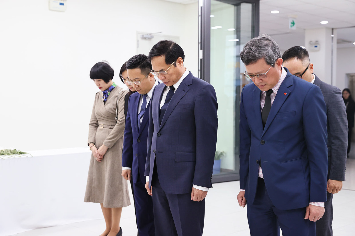 Đoàn do Phó Thủ tướng, Bộ trưởng Ngoại giao Bùi Thanh Sơn dẫn đầu tưởng niệm các nạn nhân. (Ảnh: Mofa) Đoàn do Phó Thủ tướng, Bộ trưởng Ngoại giao Bùi Thanh Sơn dẫn đầu tưởng niệm các nạn nhân. (Ảnh: Mofa)