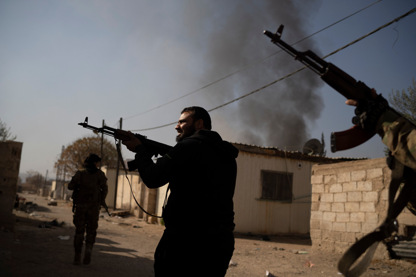 Các tay súng Syria ở làng Husseiniyeh, ngoại ô thủ đô Damascus, ngày 15/12. (Ảnh: AP)