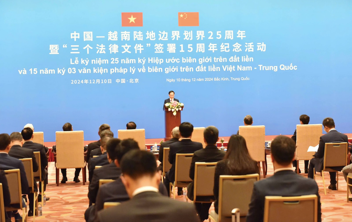 Lễ kỷ niệm 25 năm ký Hiệp ước biên giới trên đất liền và 15 năm ký 3 văn kiện pháp lý về biên giới trên đất liền Việt Nam - Trung Quốc. (Ảnh: Mofa) Lễ kỷ niệm 25 năm ký Hiệp ước biên giới trên đất liền và 15 năm ký 3 văn kiện pháp lý về biên giới trên đất liền Việt Nam - Trung Quốc. (Ảnh: Mofa)