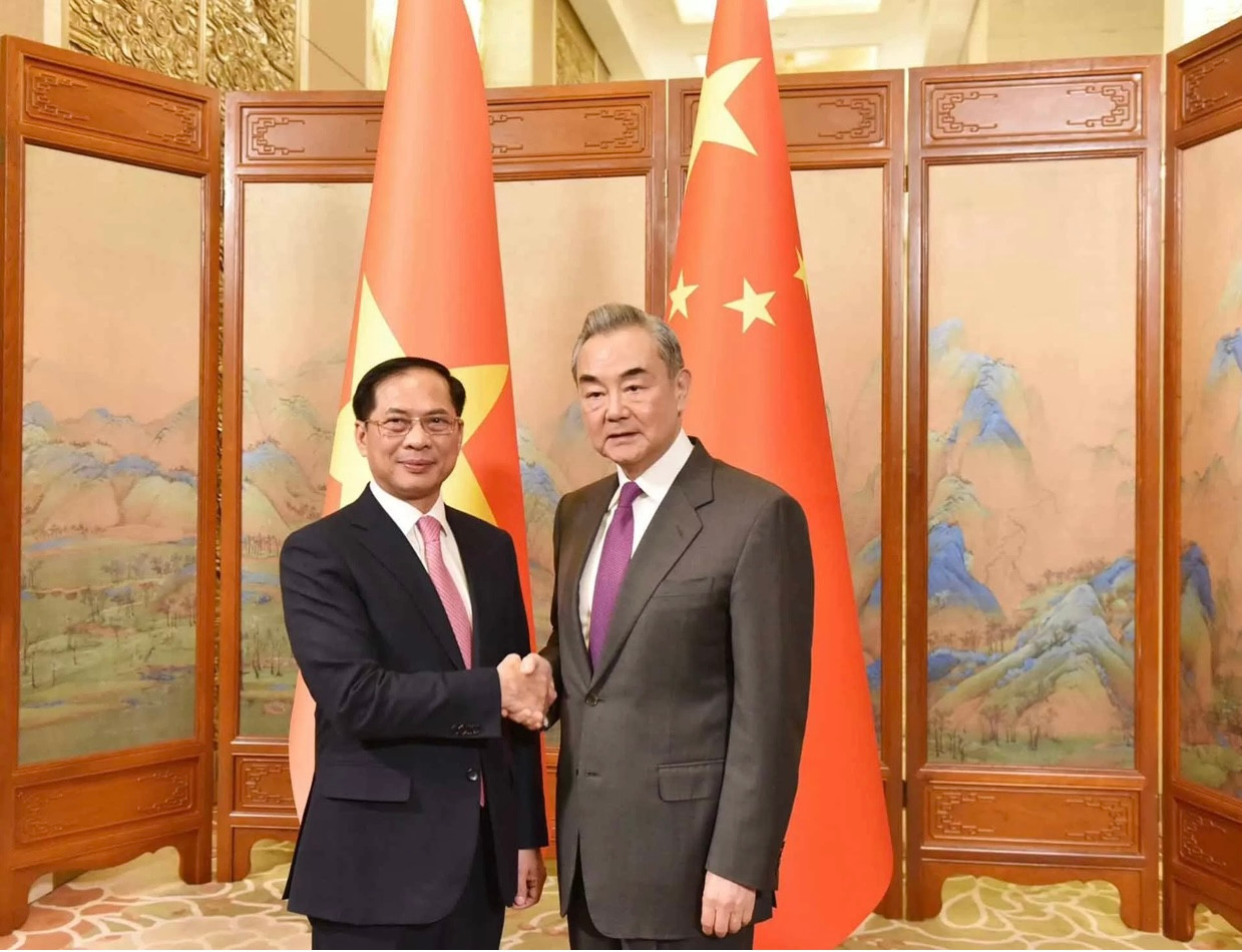 Phó Thủ tướng, Bộ trưởng Ngoại giao Bùi Thanh Sơn và Bộ trưởng Ngoại giao Trung Quốc Vương Nghị chụp ảnh chung trước khi đồng chủ trì kỳ họp ngày 10/12. (Ảnh: VGP) Phó Thủ tướng, Bộ trưởng Ngoại giao Bùi Thanh Sơn và Bộ trưởng Ngoại giao Trung Quốc Vương Nghị chụp ảnh chung trước khi đồng chủ trì kỳ họp ngày 10/12. (Ảnh: VGP)