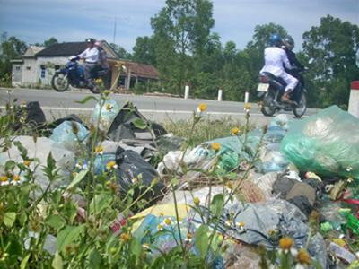 Rác thải tồn đọng lâu ngày gần các khu dân cư dọc Quốc lộ 1A thuộc xã Lộc Tiến Rác thải tồn đọng lâu ngày gần các khu dân cư dọc Quốc lộ 1A thuộc xã Lộc Tiến