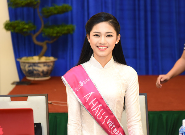 Hoa hậu Việt Nam cùng 2 Á hậu giao lưu trực tuyến với bạn đọc ảnh 50