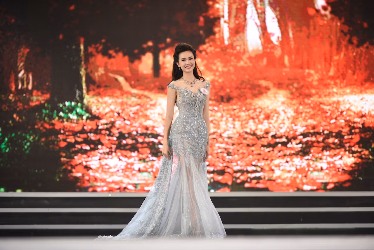 Thí sinh HHVN 2016 lộng lẫy trong trang phục dạ hội ảnh 9