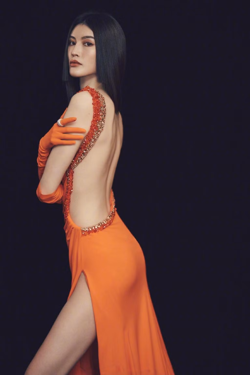 Bộ váy táo bạo hết mức xẻ cao "bất tận", tôn lưng trần nuột nà của người đẹp xứ Trung.