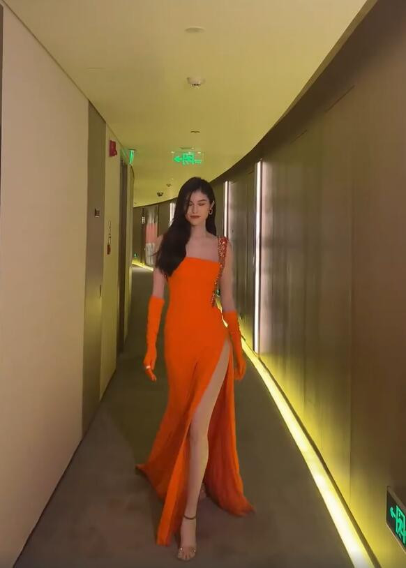 Những hình ảnh hậu trường chưa qua chỉnh sửa cho thấy dáng vóc đẹp tự nhiên của nàng mẫu