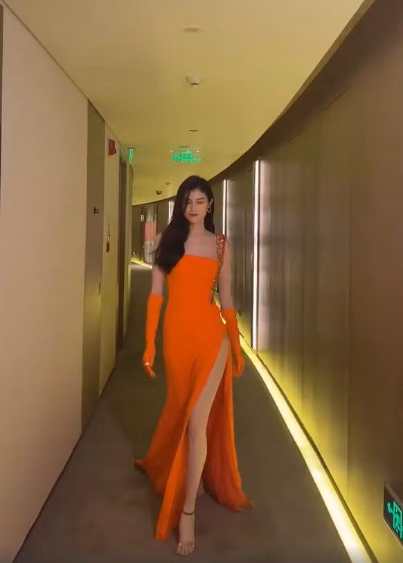 Những hình ảnh hậu trường chưa qua chỉnh sửa cho thấy dáng vóc đẹp tự nhiên của nàng mẫu