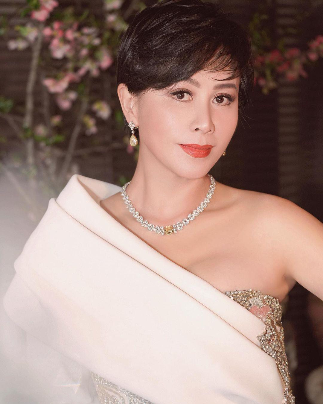 Cận cảnh sắc vóc rực lửa nóng bỏng của "người đàn bà đẹp" U60