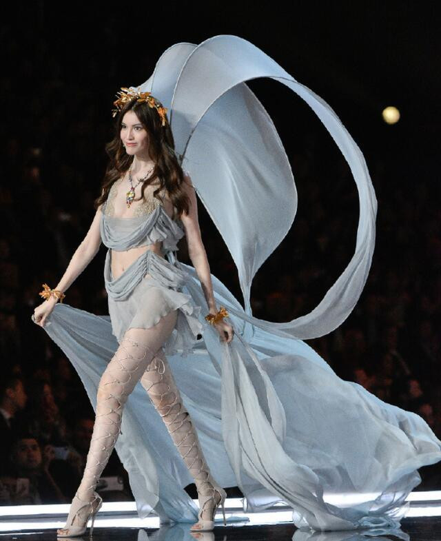 Sui He là một trong những "chân dài" gốc Á đình đám của Victoria's Secret, được mệnh danh là "nàng thơ phương Đông".