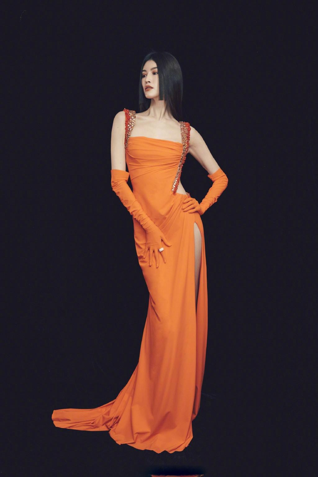 Hà Tuệ cao 1m77, dáng vóc mảnh dẻ "mình hạc sương mai", eo thon không chút mỡ thừa.