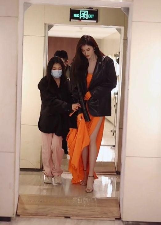 Trông cô như "người khổng lồ" bên trợ lý