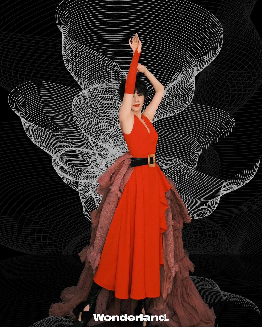 Vừa bước qua tuổi 55, người đẹp Hồng Kông chứng tỏ sắc vóc "thách thức" thời gian.