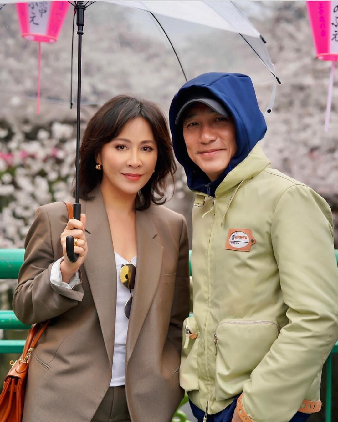 Cặp đôi sống kín tiếng và hiếm khi chia sẻ hay tương tác với người kia trên mạng xã hội.