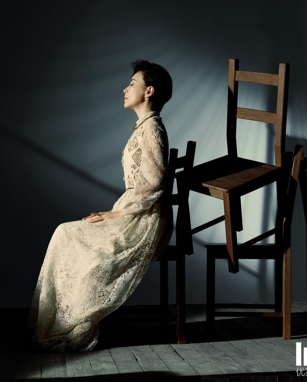 Bà xã tài tử Lương Triều Vỹ toát lên vẻ thanh lịch quyến rũ với mái tóc tém sành điệu.