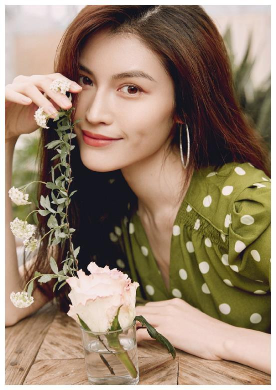 Người đẹp có làn da trắng mịn màng không tì vết và nhan sắc dịu dàng.