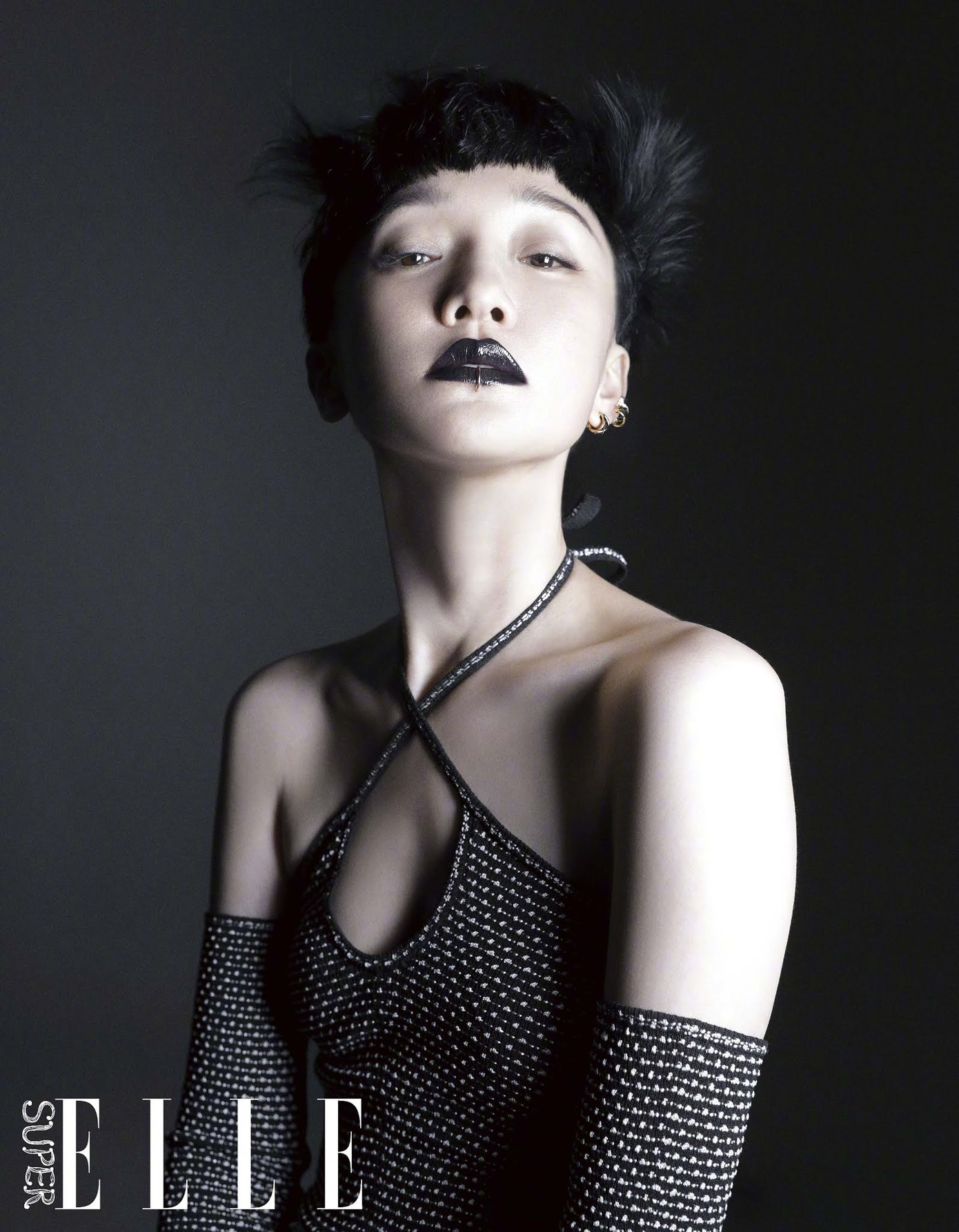 Cô diện bodysuit Chanel, đánh son môi tím bầm hot trend đậm chất punk, phá cách đầy nổi loạn.