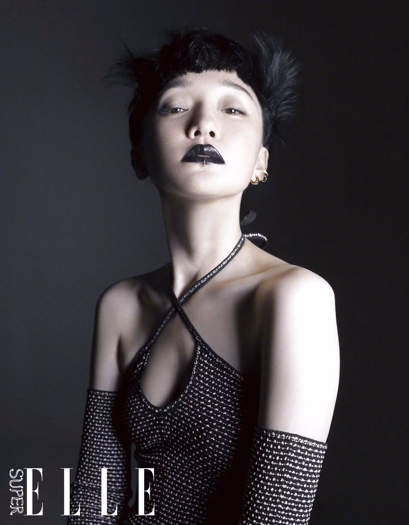 Cô diện bodysuit Chanel, đánh son môi tím bầm hot trend đậm chất punk, phá cách đầy nổi loạn.