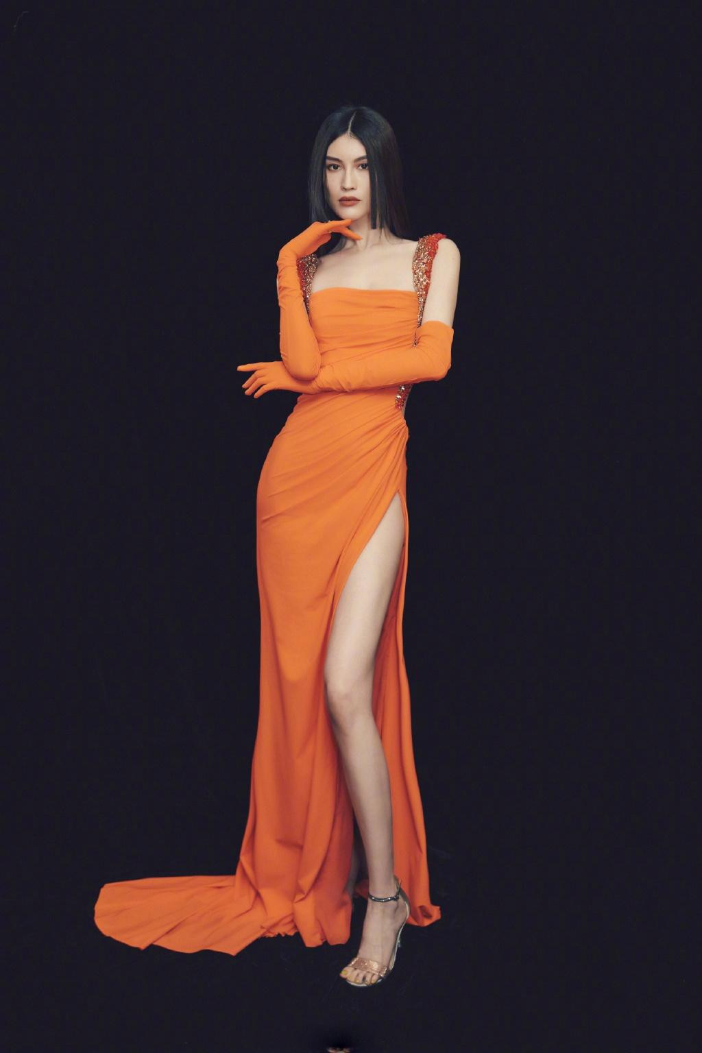 Cô sở hữu đôi chân thon dài thẳng tắp