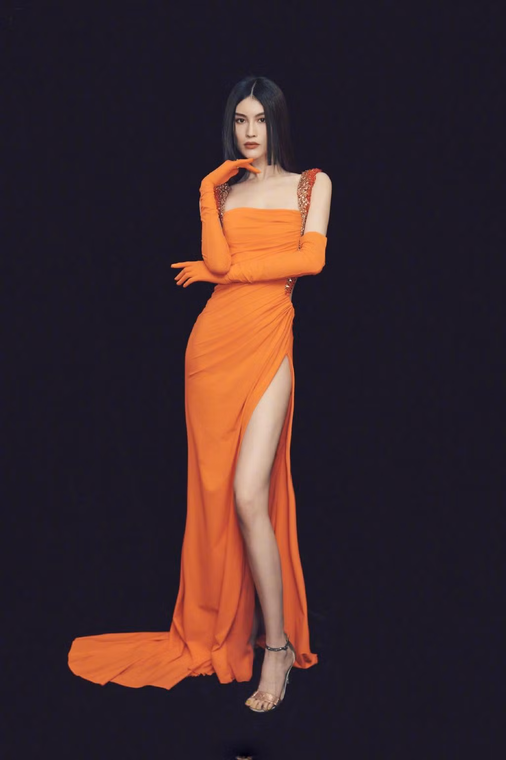 Cô sở hữu đôi chân thon dài thẳng tắp