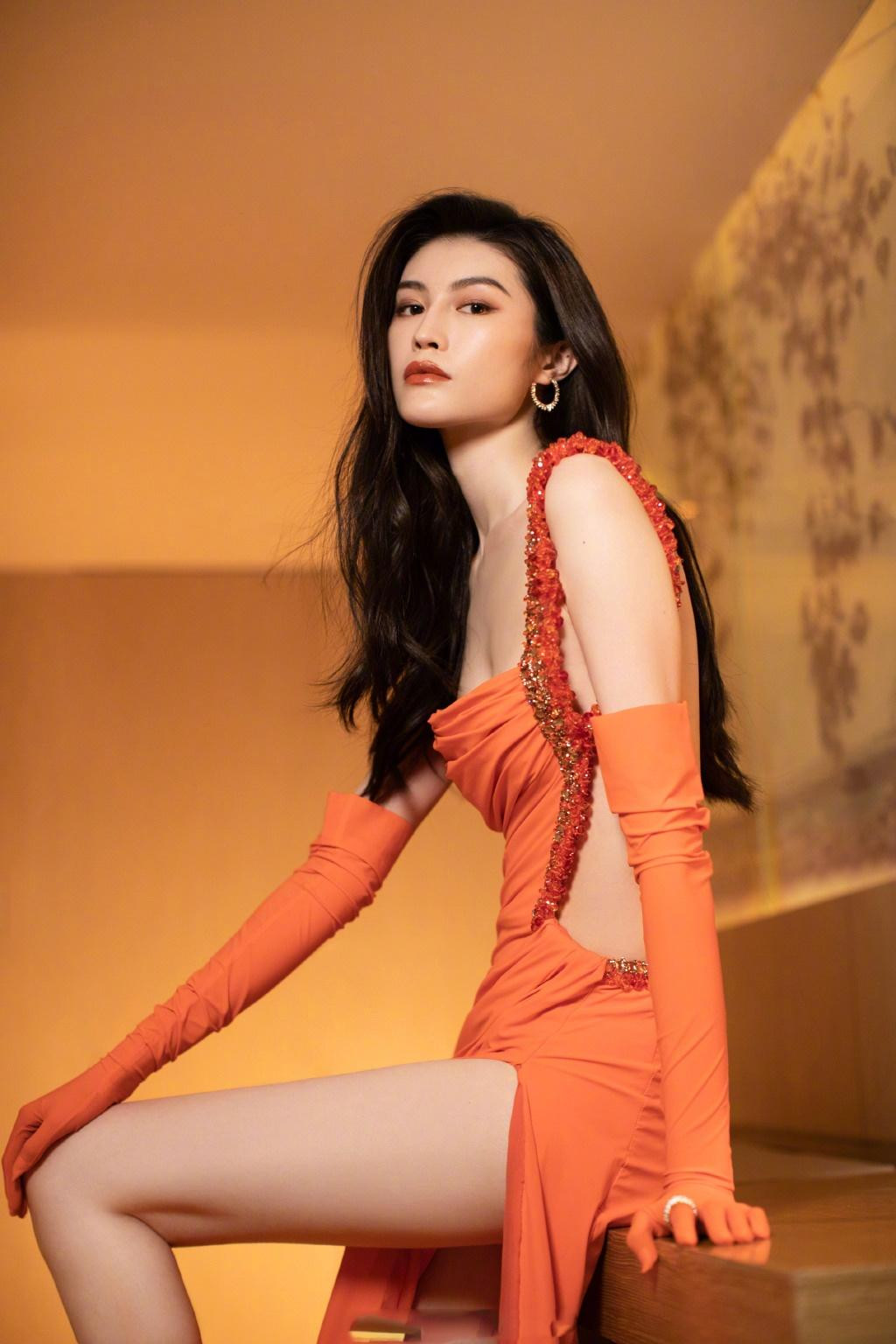 Nàng mẫu sinh năm 1989 diện đầm màu cam nằm trong BST xuân hè Couture 2021 của Tony Ward.