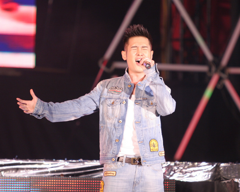 Hoàng Hải hát hết mình