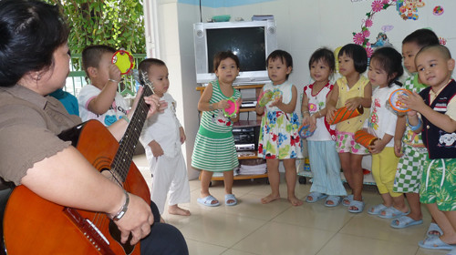 Mọi hoạt động của cô và cháu đều được camera ghi lại. Trong ảnh: một tiết học của học sinh Trường mầm non Sơn Ca 11, Q.Phú Nhuận. Ảnh: H.HG. (Tuổi Trẻ). Mọi hoạt động của cô và cháu đều được camera ghi lại. Trong ảnh: một tiết học của học sinh Trường mầm non Sơn Ca 11, Q.Phú Nhuận. Ảnh: H.HG. (Tuổi Trẻ)