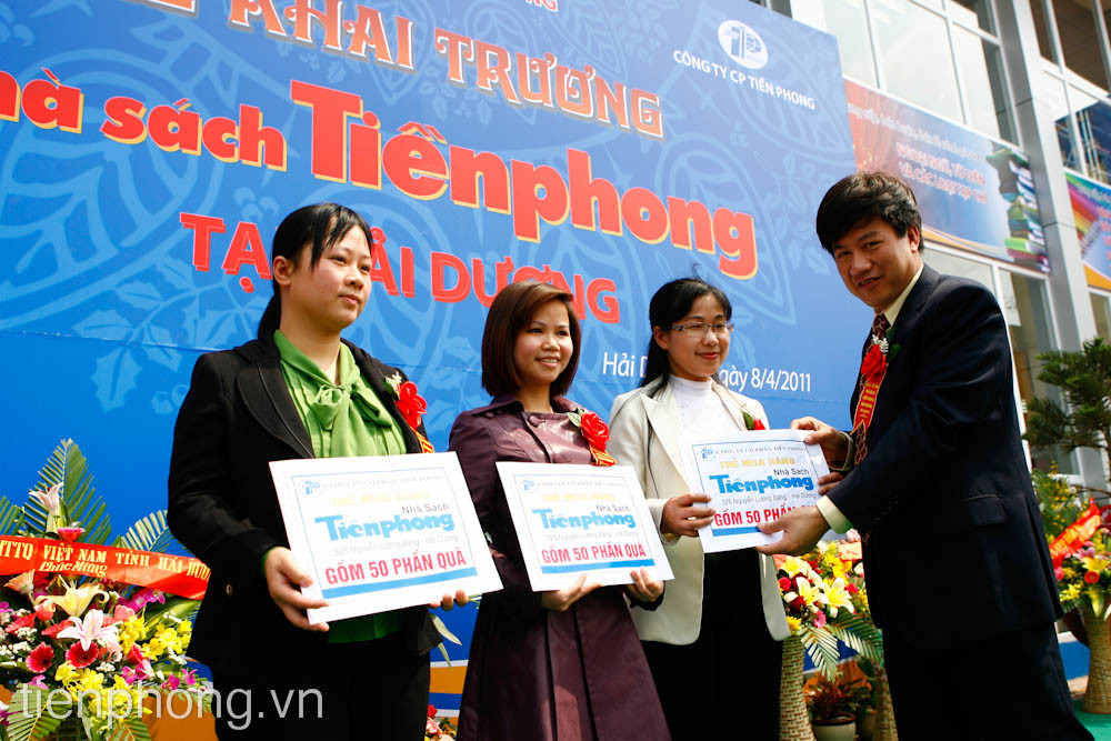 Giám đốc Cty CP Tiền Phong Trần Đức An trao quà của Ban tổ chức cho 3 trường phổ thông, đại diện cho 30 trường phổ thông của tỉnh Hải Dương. Ảnh: Hồng Vĩnh