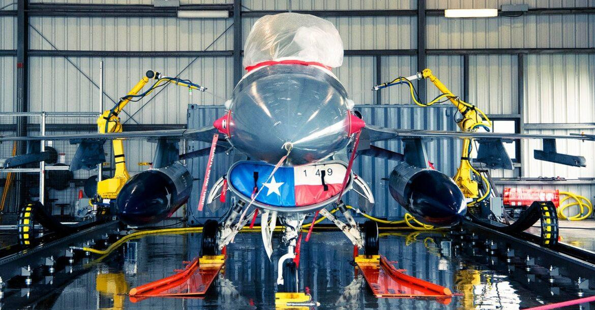 Tiêm kích F-16 của Không quân Mỹ được rửa bằng hệ thống tự động