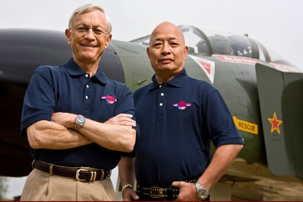 Hai người lính năm xưa hội ngộ trên đất Mỹ (ảnh do nhân vật cung cấp).. Hai người lính năm xưa hội ngộ trên đất Mỹ (ảnh do nhân vật cung cấp).