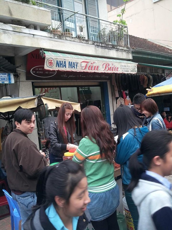 Cửa hàng của Bảo Chi luôn đông khách. (Ảnh: Xuân Cường) 