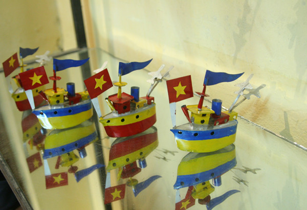 Sản phẩm gần nay hơn có mô hình tàu thủy 