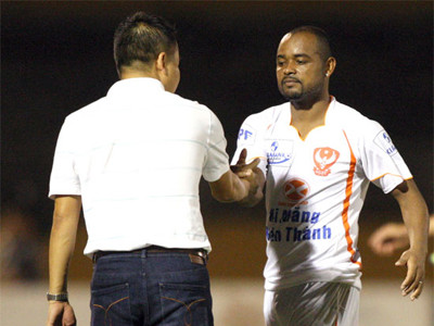 Nguyễn Rogerio (phải) cũng đang ế