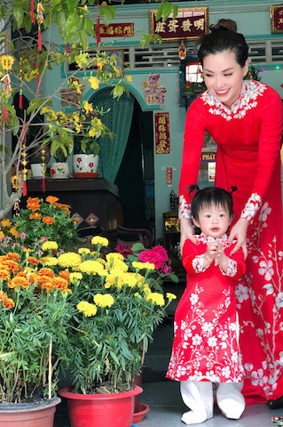 Các hoa hậu, á hậu cùng loạt sao Việt rạng rỡ đón Tết bên chồng ảnh 8