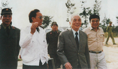 Đại tướng Võ Nguyên Giáp đi thăm vùng nuôi tôm đầu tiên ở miền Trung, người ngoài cùng bên phải là Thứ trưởng Nguyễn Hữu Cẩn. Ảnh: Tư liệu