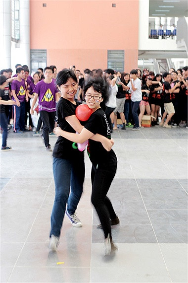 Trong ngày hội thầy trò, học sinh và giáo viên sẽ cùng tham gia những trò chơi vui nhộn