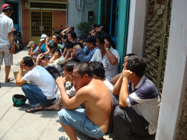 Các con bạc đá gà ở quận Bình Thạnh bị công an bắt giữ