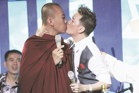  Trong đó có hành vi khoá môi nhà sư năm 2011