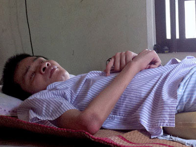 Cơ thể anh bất động hoàn toàn và không thể cử động được. Chỉ có bộ óc và trái tim vẫn cần mẫn làm việc chăm chỉ hàng ngày