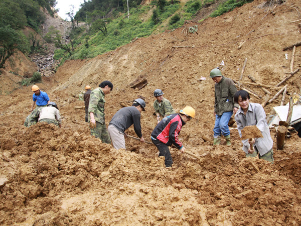 Địa hình hiểm trở, nên mọi công tác cứu hộ đều phải tiến hành thủ công