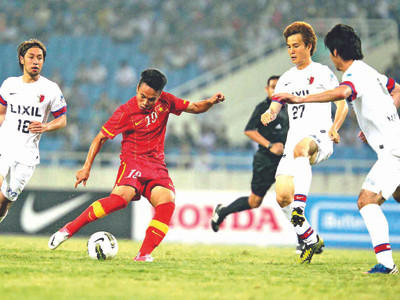 Cầu thủ U23 VN chịu nhiều thua thiệt khi đối chọi với các cầu thủ to cao hơn của Kashima Antlers. ảnh: VSI
